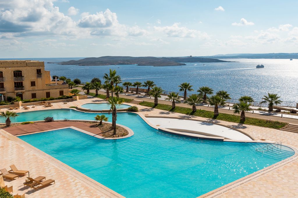 GetawayNpetto - 2 Bed Maisonette, Rooftop Terrace & Jacuzzi, Sleeps 4 | Gozo