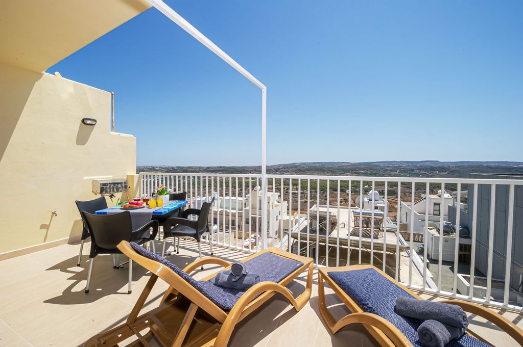 Summer Breeze 2 Bedroom Apartment with Panoramic Sea Views and Hot Tub Terrace – Mellieħa