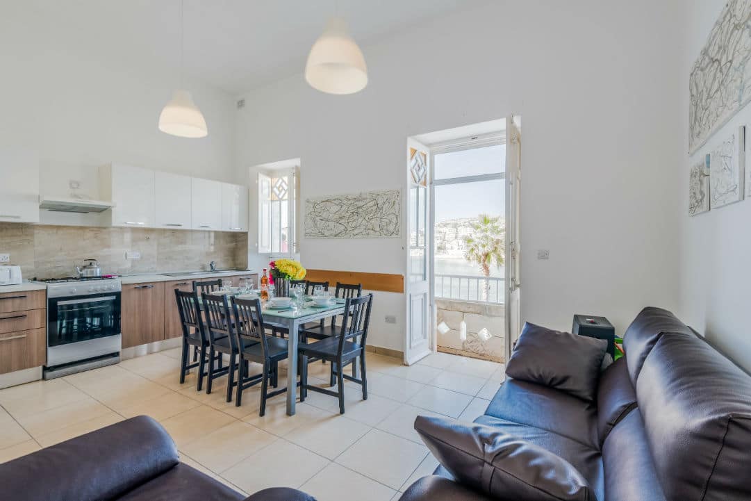 Blue Harbour 2 – Large Seafront Holiday Apartment – St Paul's Bay
