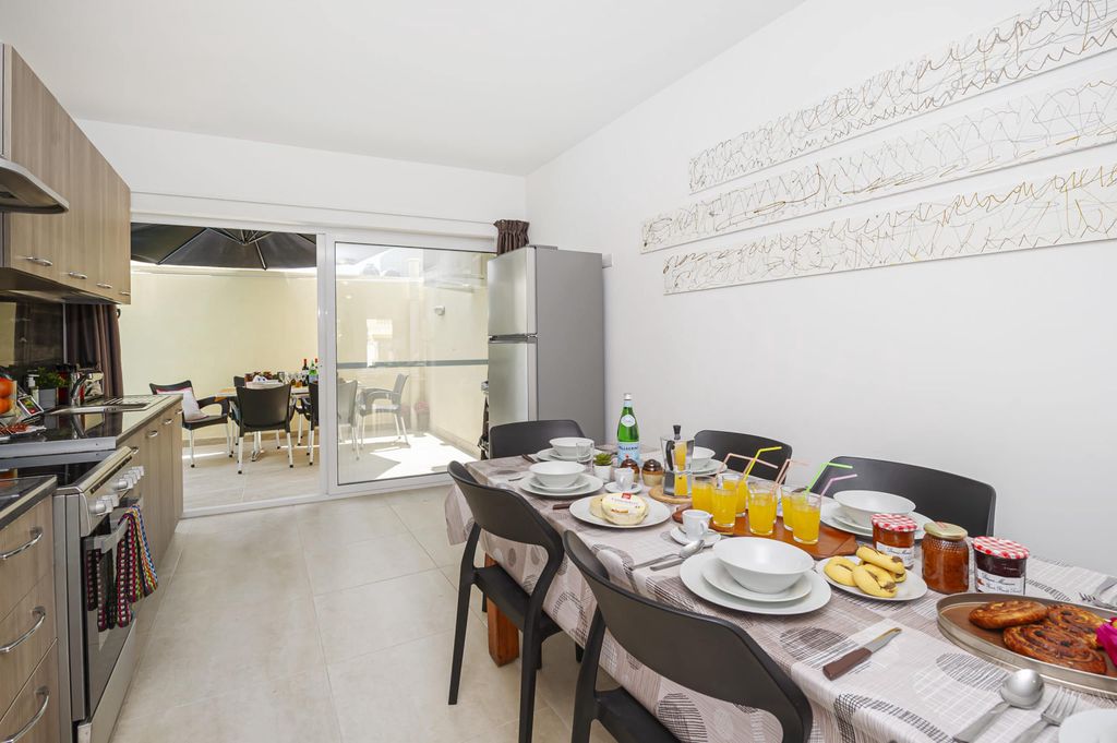 Summer Breeze 3 Bedroom Maisonette with Private Terrace and BBQ – Mellieħa