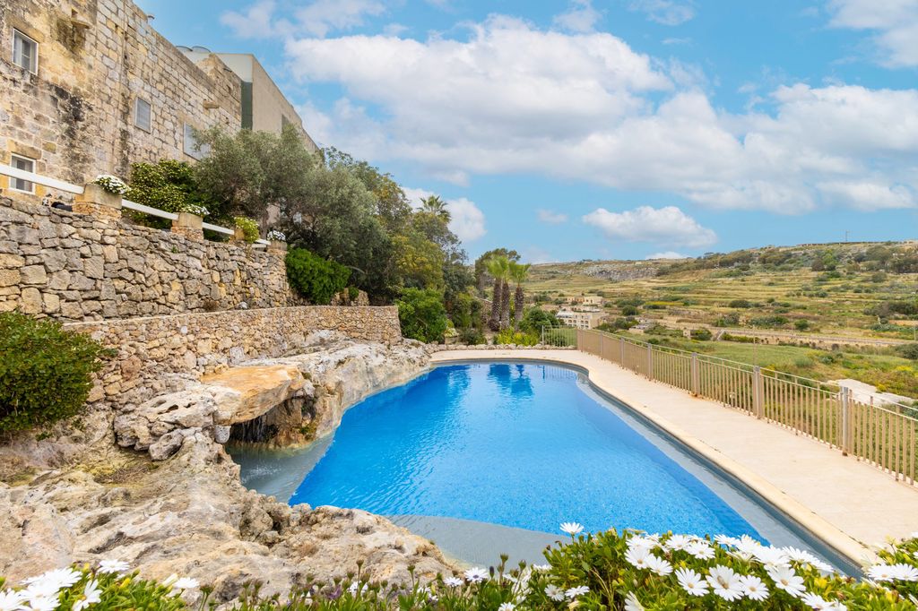 Villeleynah - 5-Bed Villa with Pool & Jacuzzi | Sleeps 12 | Munxar, Gozo