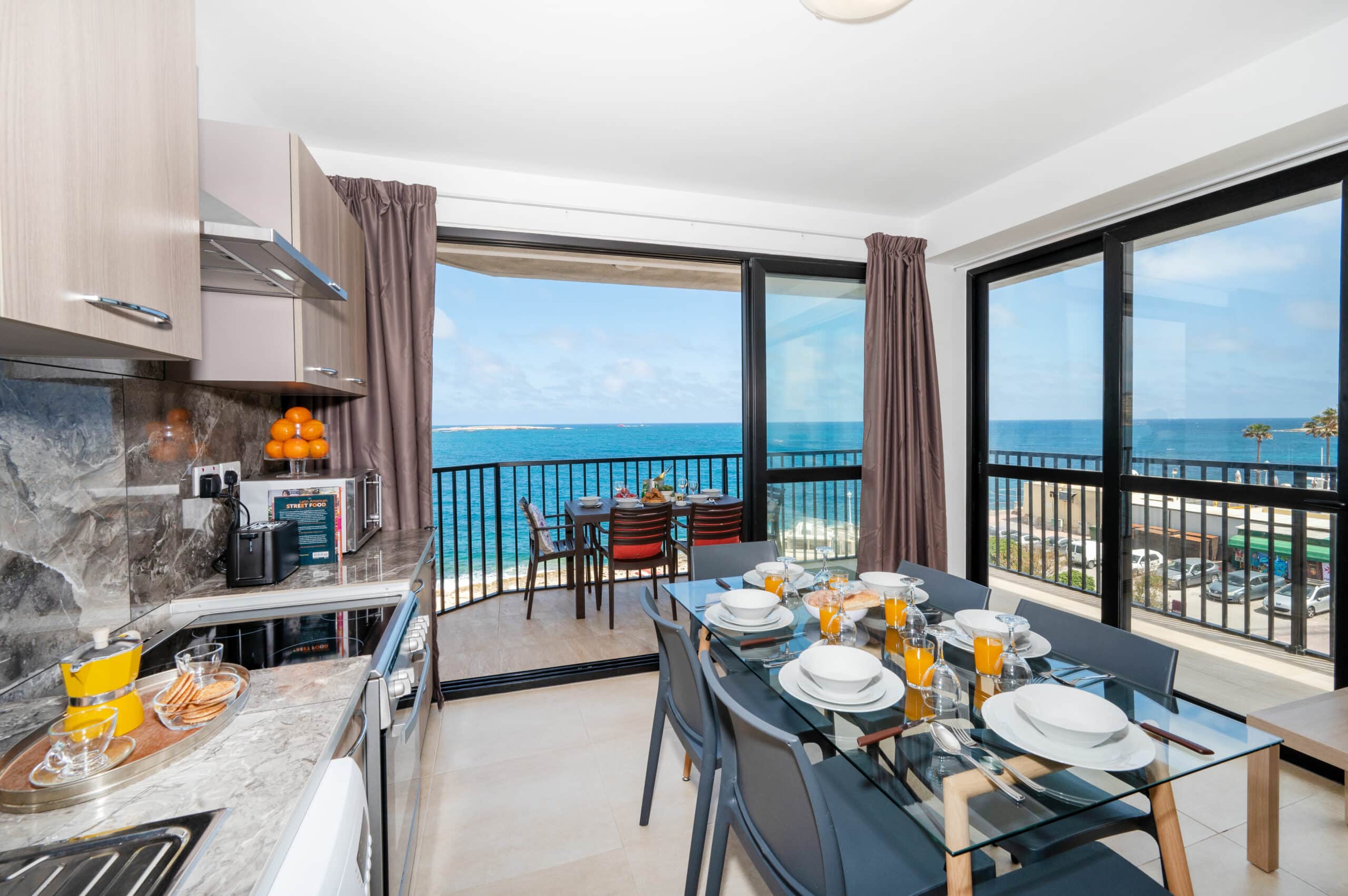 Islet Promenade Seafront Apartment with large Corner Terrace – Bugibba
