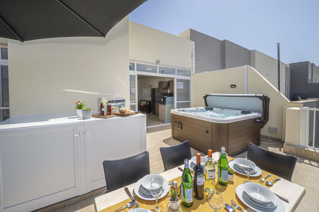 Summer Breeze 3 Bedroom Penthouse with Private Hot Tub and Sea Views – Mellieħa