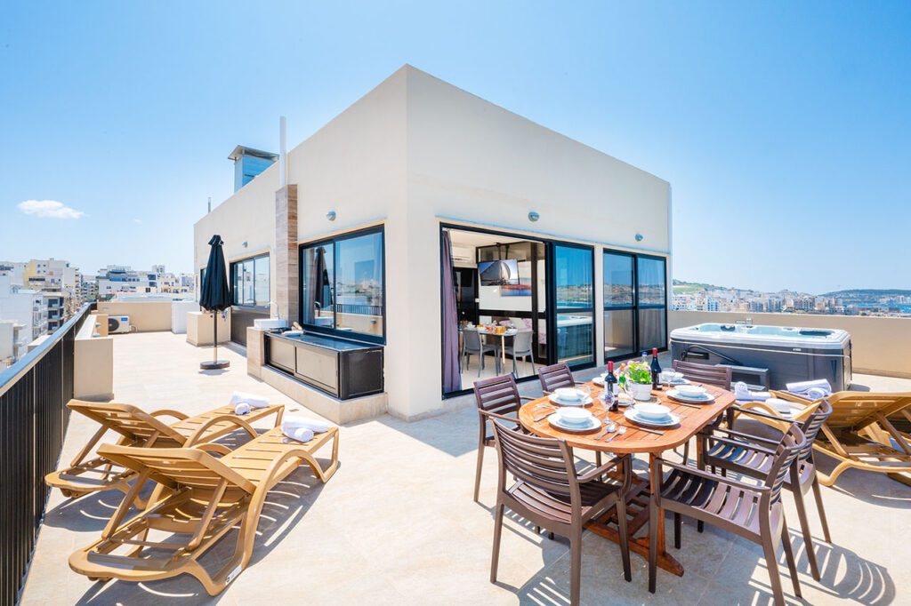 Islet Promenade Penthouse with Hot Tub – Bugibba