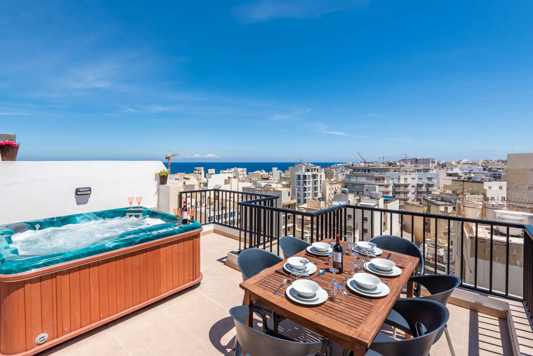 SeaShells Penthouse with Private Hot Tub and Sea View Terrace – Bugibba