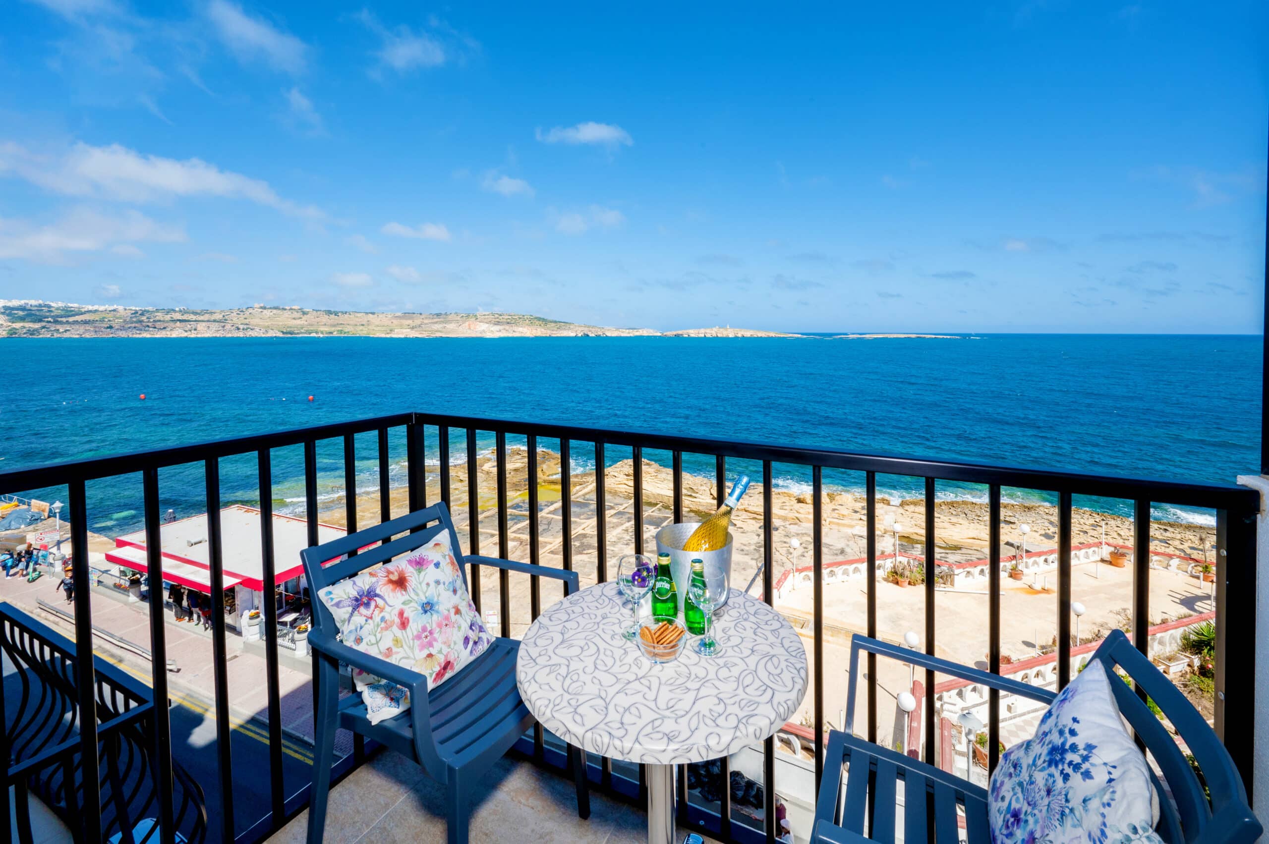 Islet Promenade Seafront Family Apartment with 2 balconies – Bugibba