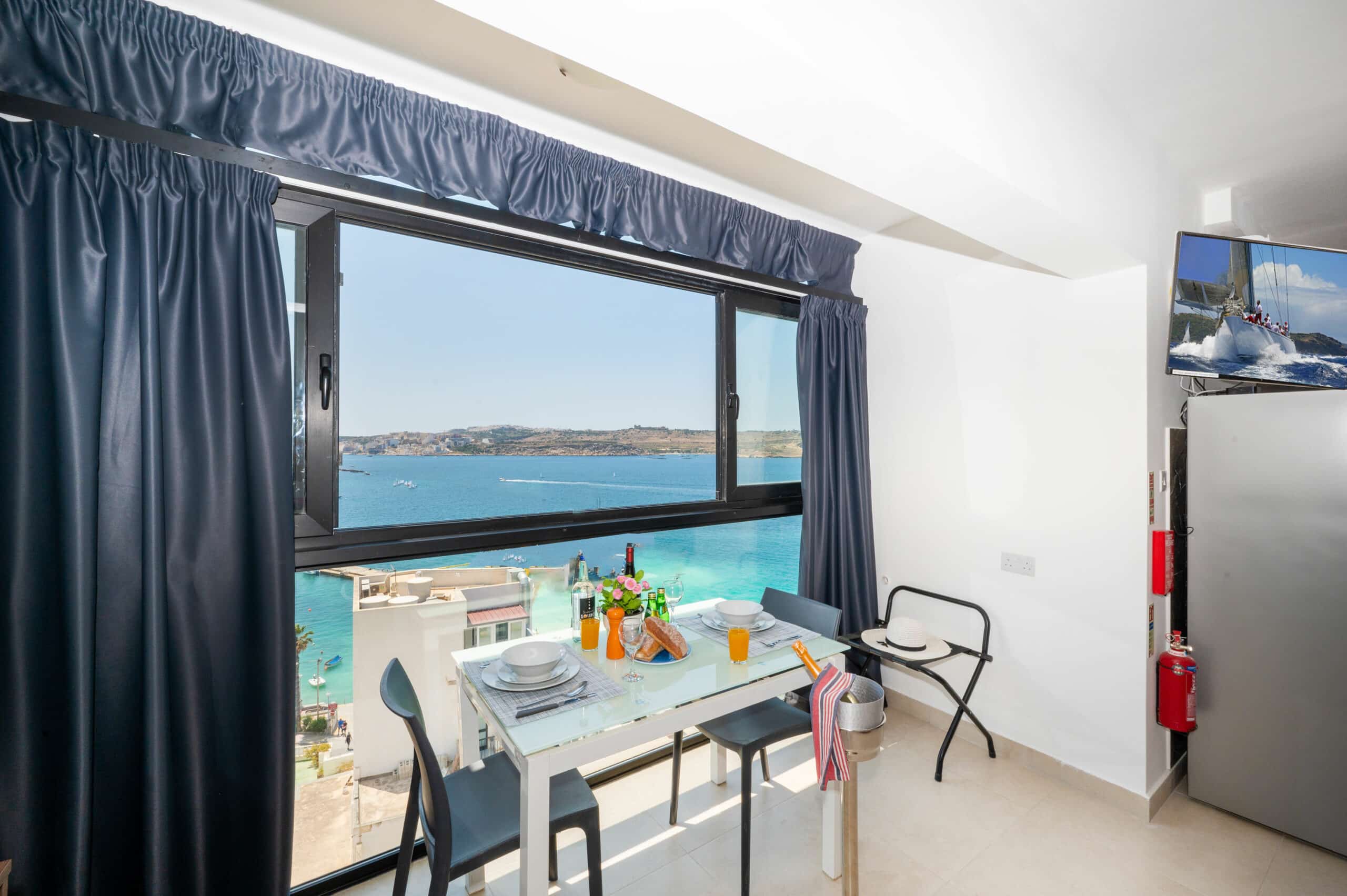 Islet Promenade Studio with Hot Tub and Sea View- Bugibba