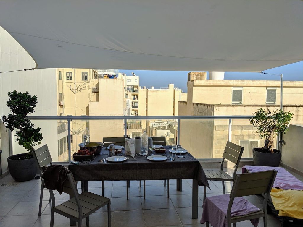 Stunning 2-Bedroom Penthouse by the Seafront in Sliema