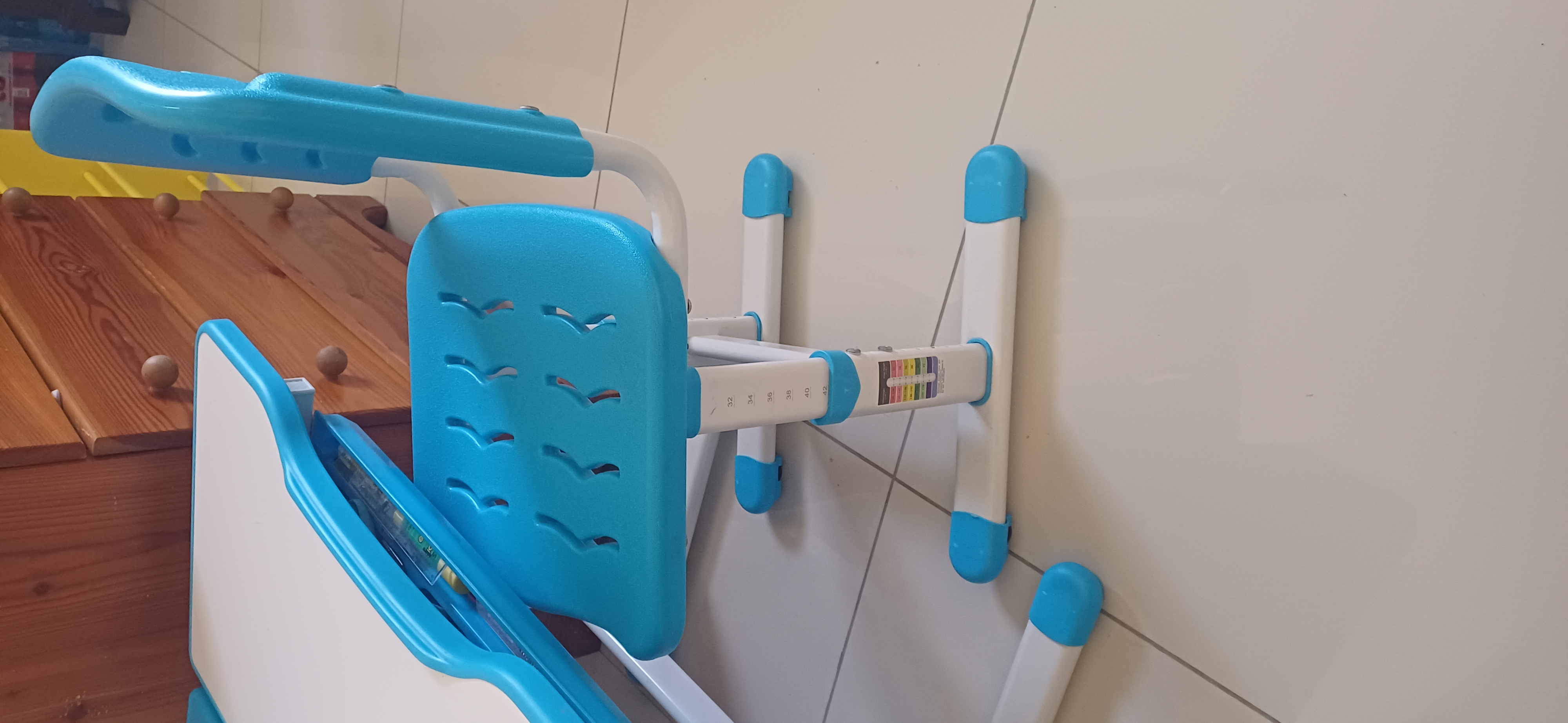 Desk for children to 14 years mint condition