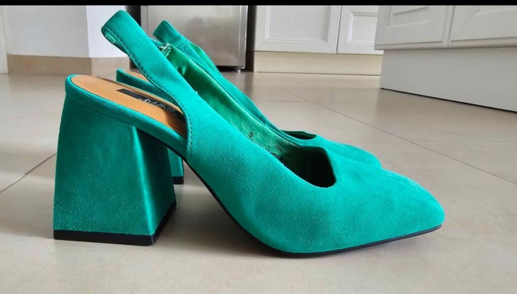 Closed toe heels - size 38