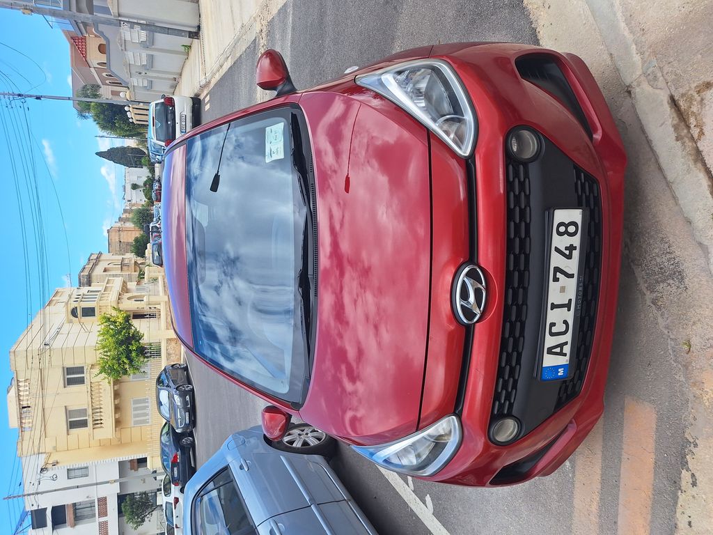 HYUNDAI I 10 red very good condition.