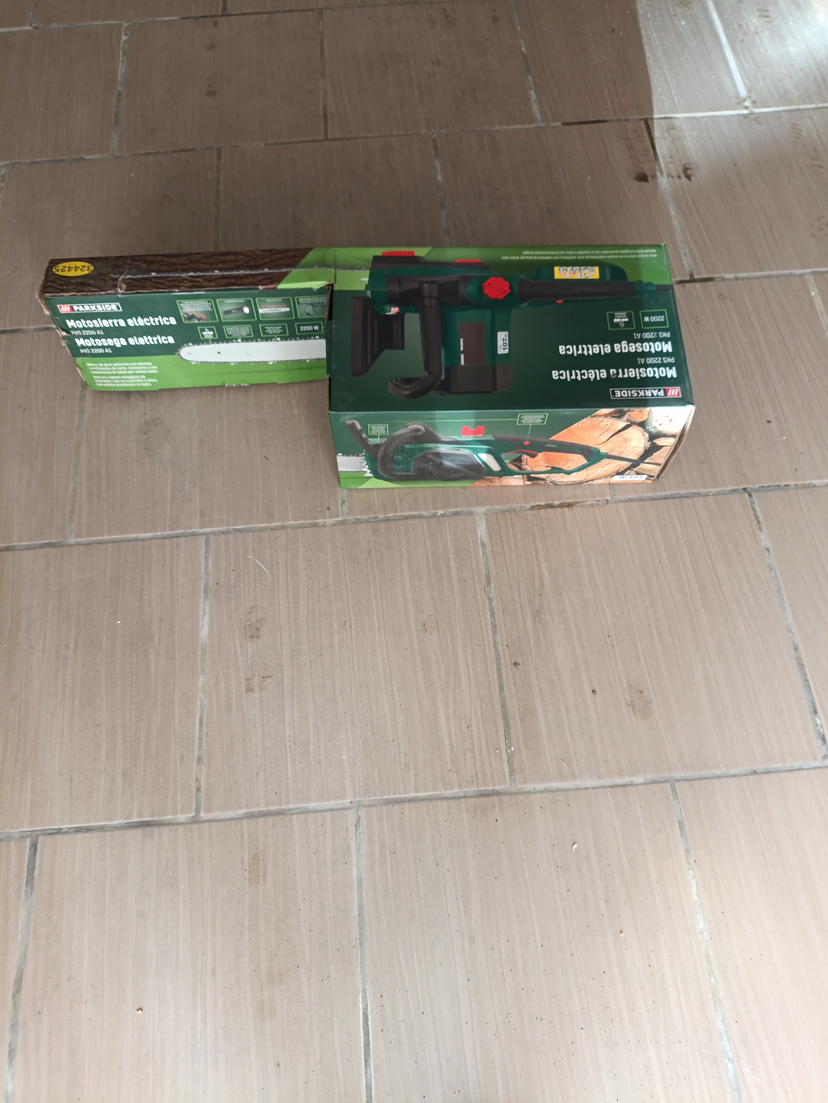16 inch petrol chainsaw brand new,Still in its original box, never used.Bought for 120 Euros,Will sell for 80 Euros