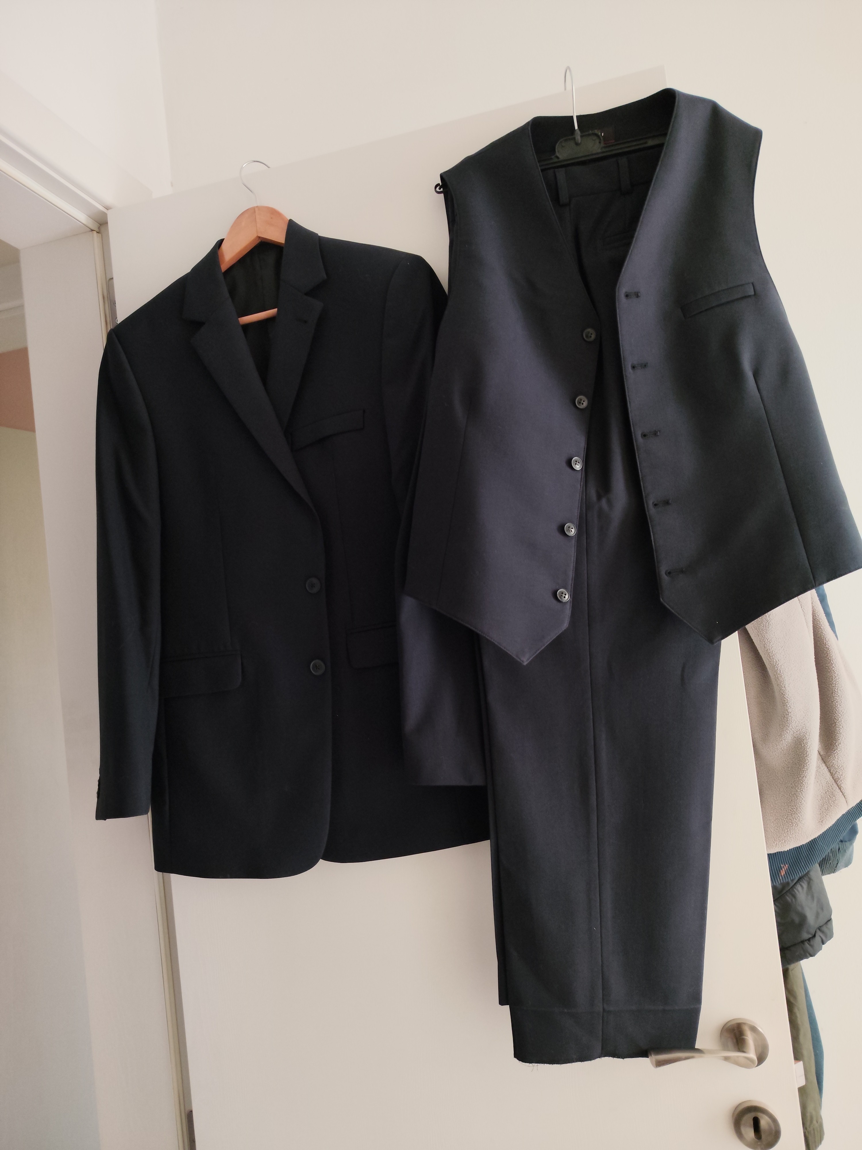 Men's suits, various sizes, 34,40,50,52,54. Gagliardi, Muller, Greiff, Cartiel, Brand names. One of them is 3 piece. One is brand new, the rest only worn once.